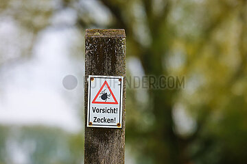 Vorsicht! Zecken!  Warnschild an einem Wanderweg  Nordrhein-Westfalen  Deutschland