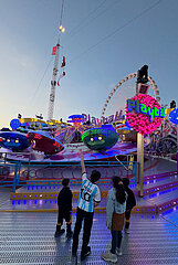 Deutschland  Bremen - Osterwiese  jaehrlicher Jahrmarkt immer zur Osterzeit  am Himmel Artisten der Hochseiltruppe Geschwister Weisheit auf Motorraedern  rechts das Riesenrad