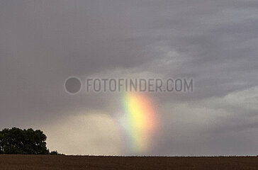 Greifswald  Deutschland  Regenbogenfleck am bedeckten Himmel