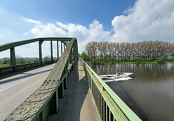 Deutschland  Gross Hutbergen - Bruecke ueber die Weser  rechts eine Motorjacht