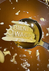Berlin  Deutschland  fluessiges Bienenwachs und Rest eines Bienenwachs-Barren