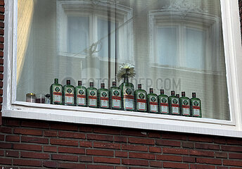 Niederlande  Groningen - Ausstellung von Jaegermeister-Flaschen im Fenster einer Wohnung